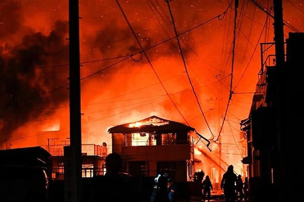 Hỏa hoạn kinh hoàng thiêu rụi khu vực gần 50.000m2, 170 ngôi nhà bị phá hủy: Huy động trực thăng cứu hộ xuyên đêm để dập lửa - ảnh 1