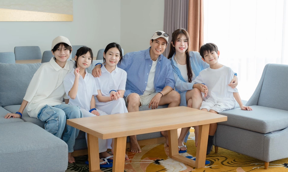 Nam đạo diễn Việt từng chi tiền tỷ giật sập 15 căn nhà, sở hữu series phim 1.500 tỷ, nay hạnh phúc bên vợ Thạc sĩ kém 17 tuổi - ảnh 5