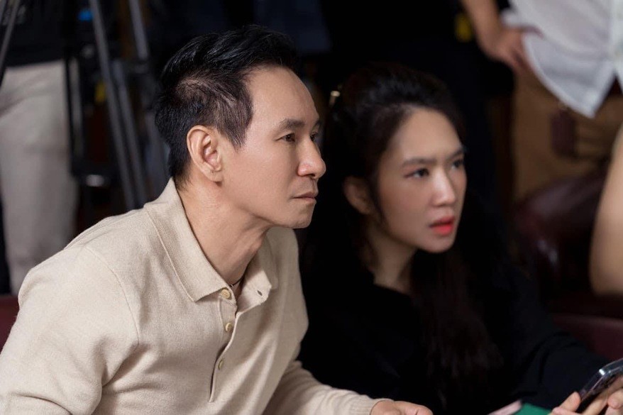 Nam đạo diễn Việt từng chi tiền tỷ giật sập 15 căn nhà, sở hữu series phim 1.500 tỷ, nay hạnh phúc bên vợ Thạc sĩ kém 17 tuổi - ảnh 2