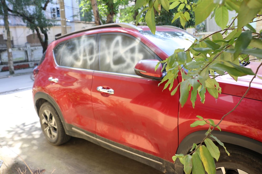 Công an truy tìm người xịt sơn lên 3 ô tô - ảnh 1