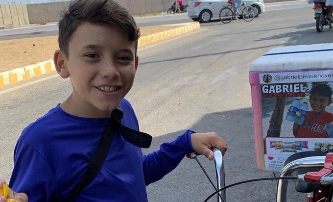 Bị tịch thu xe bán nước, cậu bé 10 tuổi bất ngờ mua được nhà, được ca ngợi là 'người hùng nhỏ' - ảnh 1