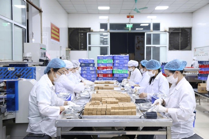 Huy động tối đa nhân lực, máy móc, xuyên đêm sản xuất 30 tấn lương khô cứu trợ đồng bào vùng lũ Trung Bộ - ảnh 1