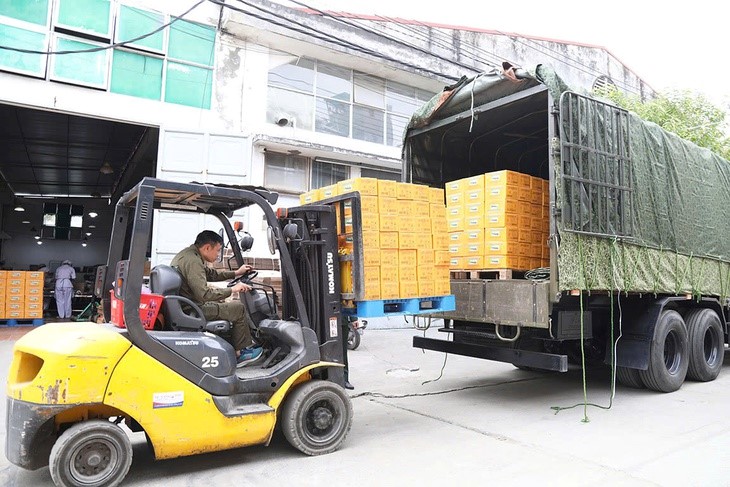 Huy động tối đa nhân lực, máy móc, xuyên đêm sản xuất 30 tấn lương khô cứu trợ đồng bào vùng lũ Trung Bộ - ảnh 3