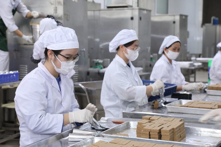 Huy động tối đa nhân lực, máy móc, xuyên đêm sản xuất 30 tấn lương khô cứu trợ đồng bào vùng lũ Trung Bộ - ảnh 2