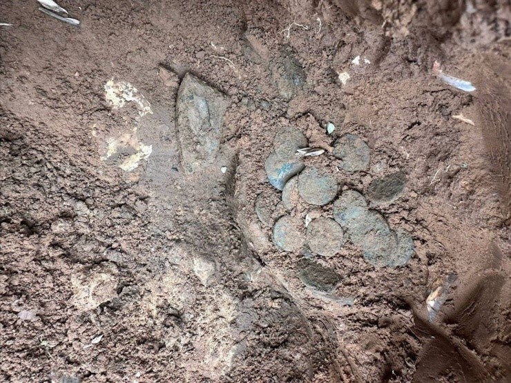 Cụ ông U70 đào trúng 'kho báu' chứa 400 đồng tiền trên cánh đồng, niên đại ước tính 1.800 năm - ảnh 2