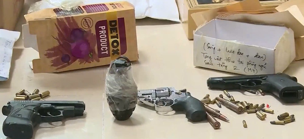 Đột kích một căn nhà tại Hà Nội, công an tịch thu gần 50.000 viên ma túy, 3 khẩu súng, vây bắt tại chỗ 5 đối tượng - ảnh 1