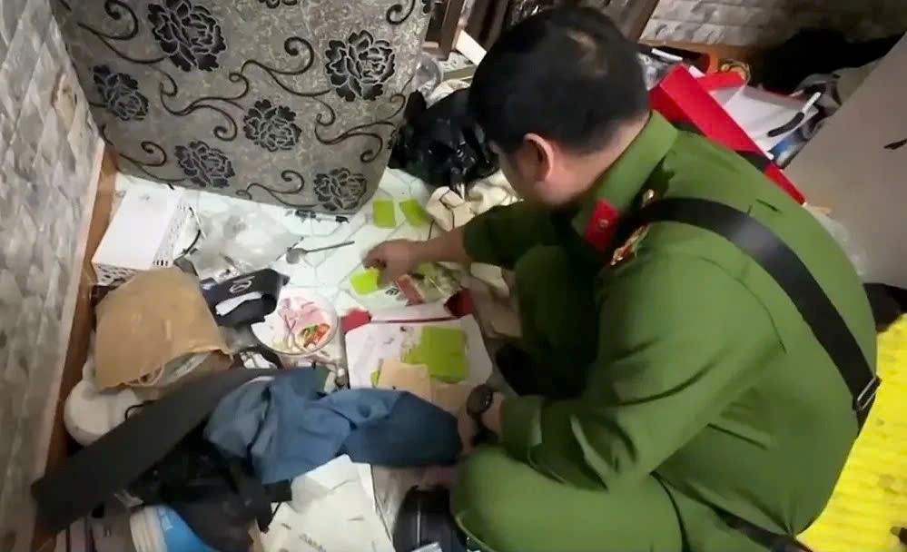 Đột kích một căn nhà tại Hà Nội, công an tịch thu gần 50.000 viên ma túy, 3 khẩu súng, vây bắt tại chỗ 5 đối tượng - ảnh 2