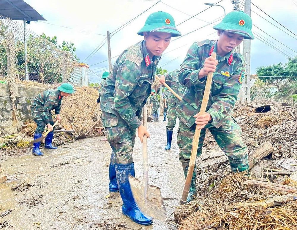 Nhặt được ‘gia tài’ tiền, vàng của bà lão 70 tuổi vùi dưới lớp bùn sau mưa lũ - ảnh 2