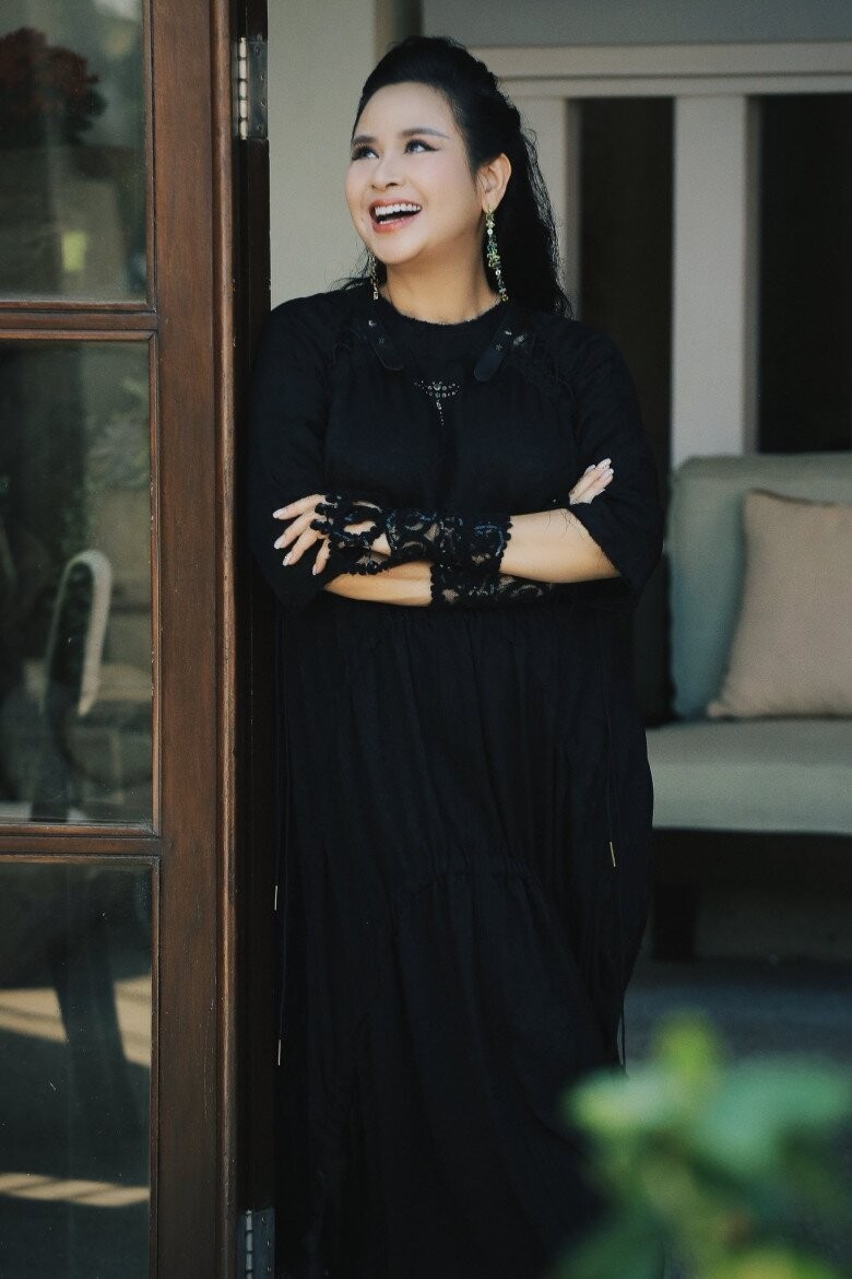 Nữ NSND có giọng hát ‘vang như chuông chùa’, từng bị bạn trai gắn định vị để theo dõi, nay hạnh phúc bên chồng thứ 3 là bác sĩ - ảnh 2