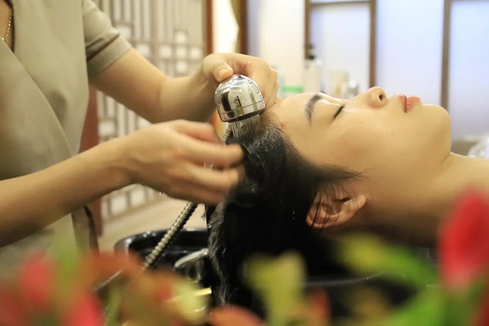 3 thời điểm gội đầu khiến sức khỏe ngày càng giảm sút, cần tránh ngay! - ảnh 1