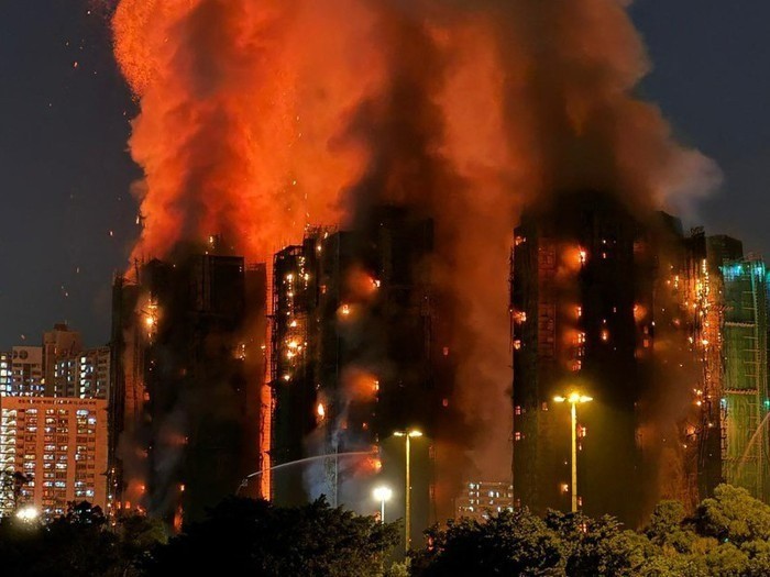 Hai em gái song sinh của nhà thiết kế nổi tiếng tử vong trong vụ cháy chung cư - ảnh 1