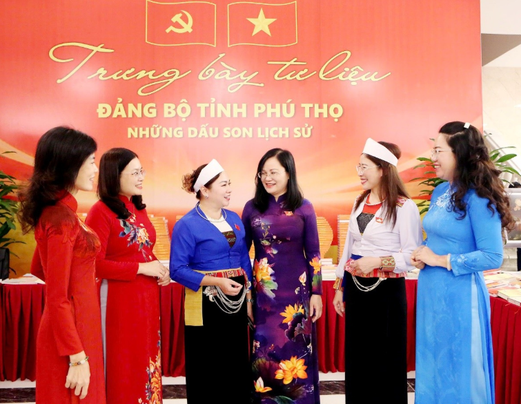 Cán bộ, công chức được yêu cầu không mặc quần bò, áo phông không cổ tại công sở - ảnh 2