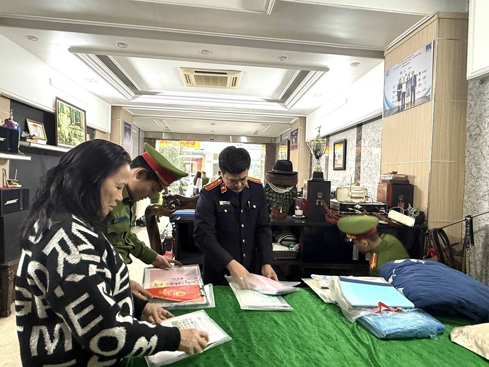 Khám xét nơi ở, bắt tạm giam vợ chồng chủ tiệm vàng có doanh thu 5.000 tỷ đồng - ảnh 1