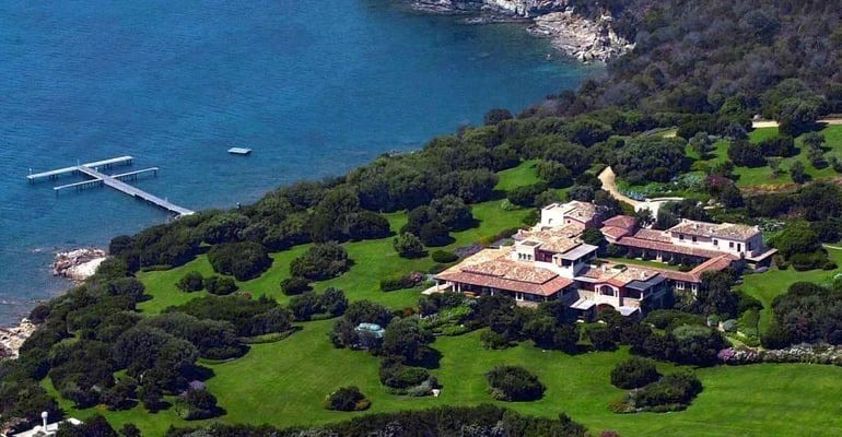 Vị vua đứng đầu gia tộc 300 tỷ USD: Tặng cả 'cung điện bay' cho ông Trump, biệt thự rải khắp thế giới - ảnh 4