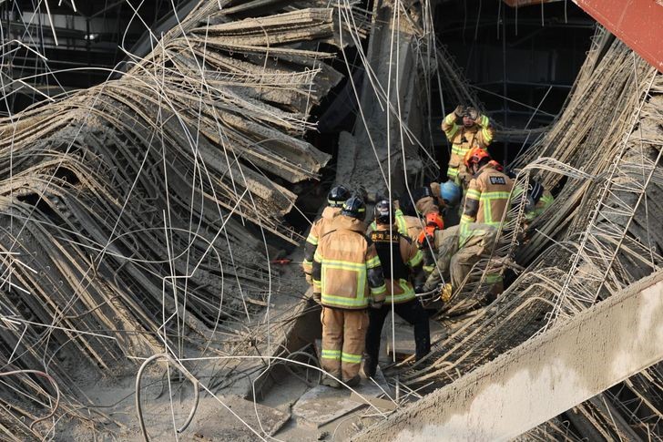 Sập thư viện hơn 900 tỷ, 1 người tử vong, 3 người mắc kẹt - ảnh 1