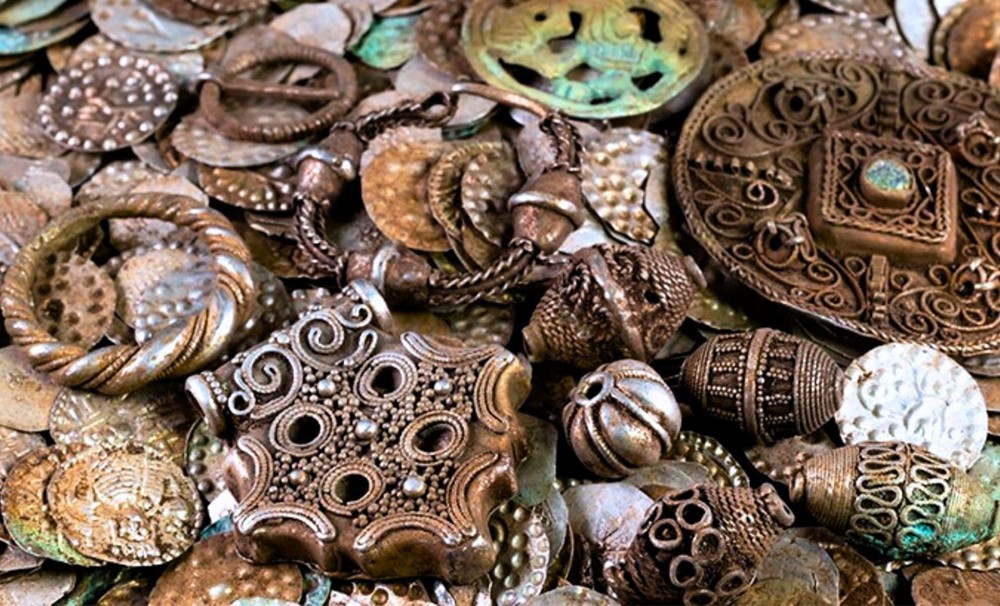 Người đàn ông tìm thấy kho báu 800 năm tuổi khi đang đào đất tìm giun - ảnh 1