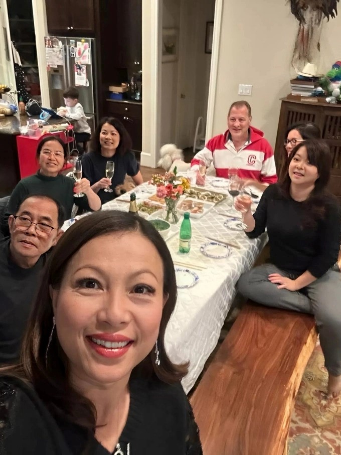 ‘Hoa hậu giàu nhất Việt Nam’ lấy chồng là Giáo sư, Tiến sĩ, vừa mua biệt thự 37 tỷ tại Mỹ cho bố mẹ dưỡng già - ảnh 1