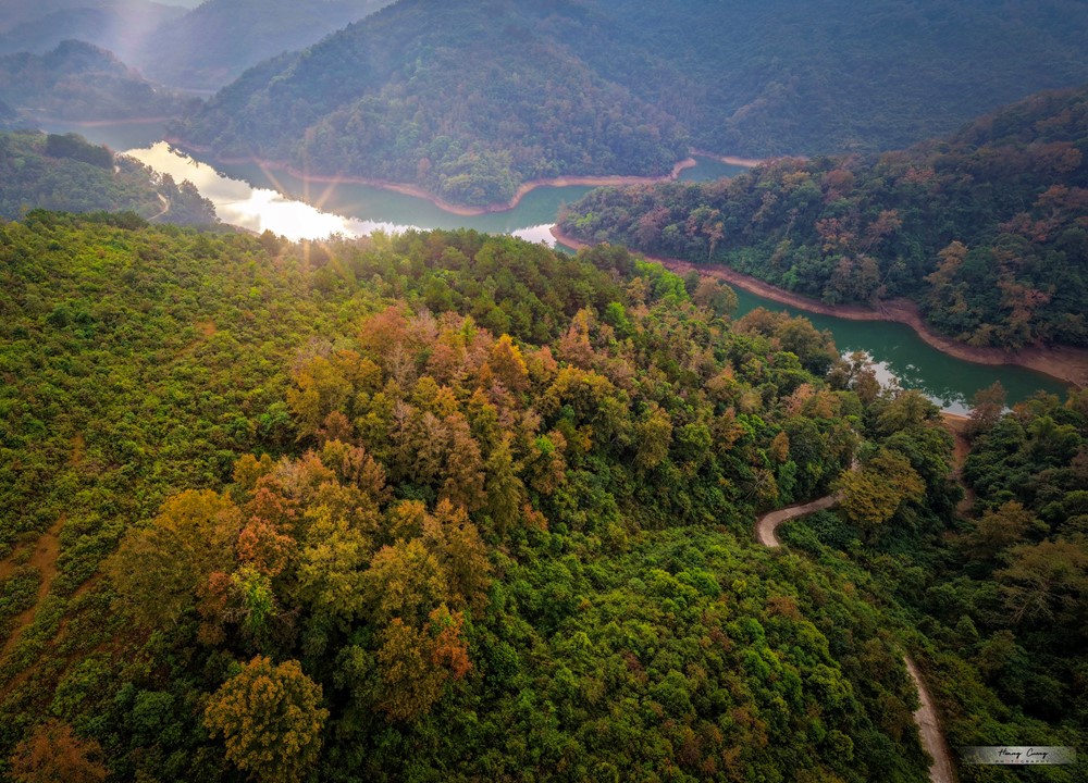 Hồ nhân tạo đẹp tựa trời Âu mùa phong thay lá, nằm cách ‘thác nước đẹp bậc nhất thế giới’ của Việt Nam chưa đầy 3km - ảnh 2