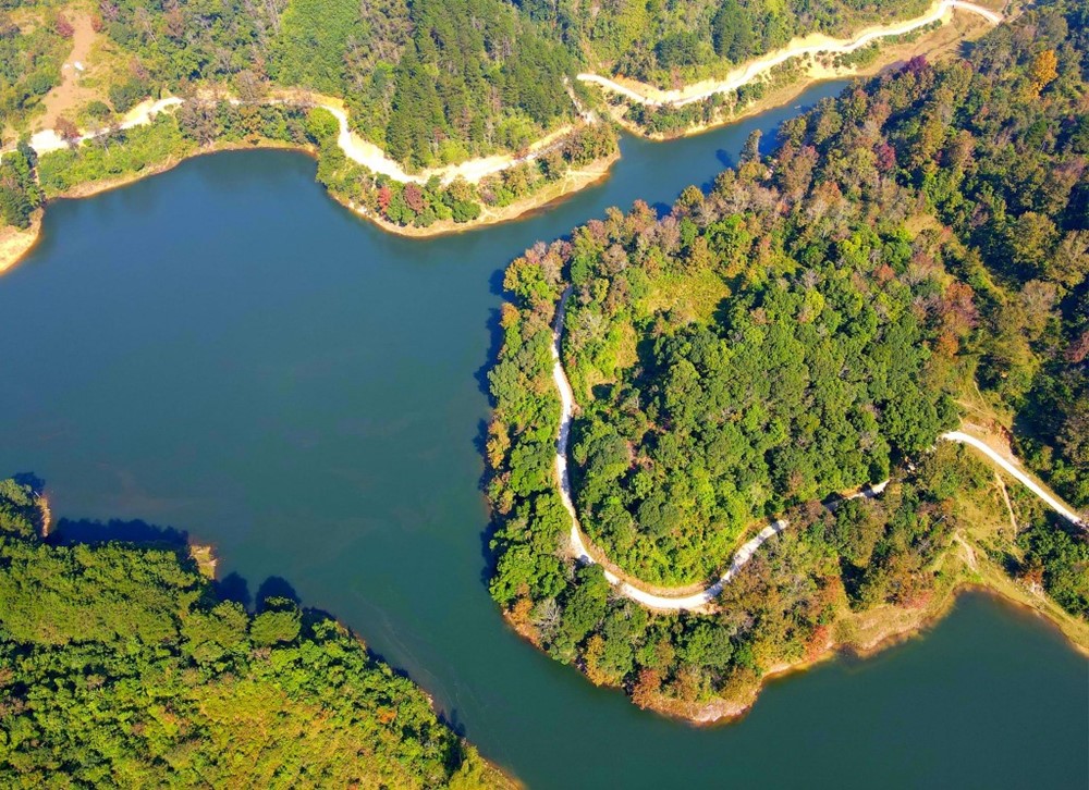 Hồ nhân tạo đẹp tựa trời Âu mùa phong thay lá, nằm cách ‘thác nước đẹp bậc nhất thế giới’ của Việt Nam chưa đầy 3km - ảnh 1