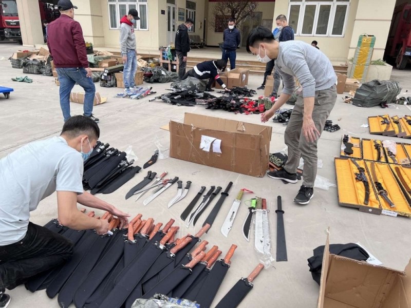 Từ nay, người dân có thể bị phạt tới 2 triệu đồng nếu mang dao tới nơi công cộng mà không bọc, cất giữ an toàn - ảnh 2