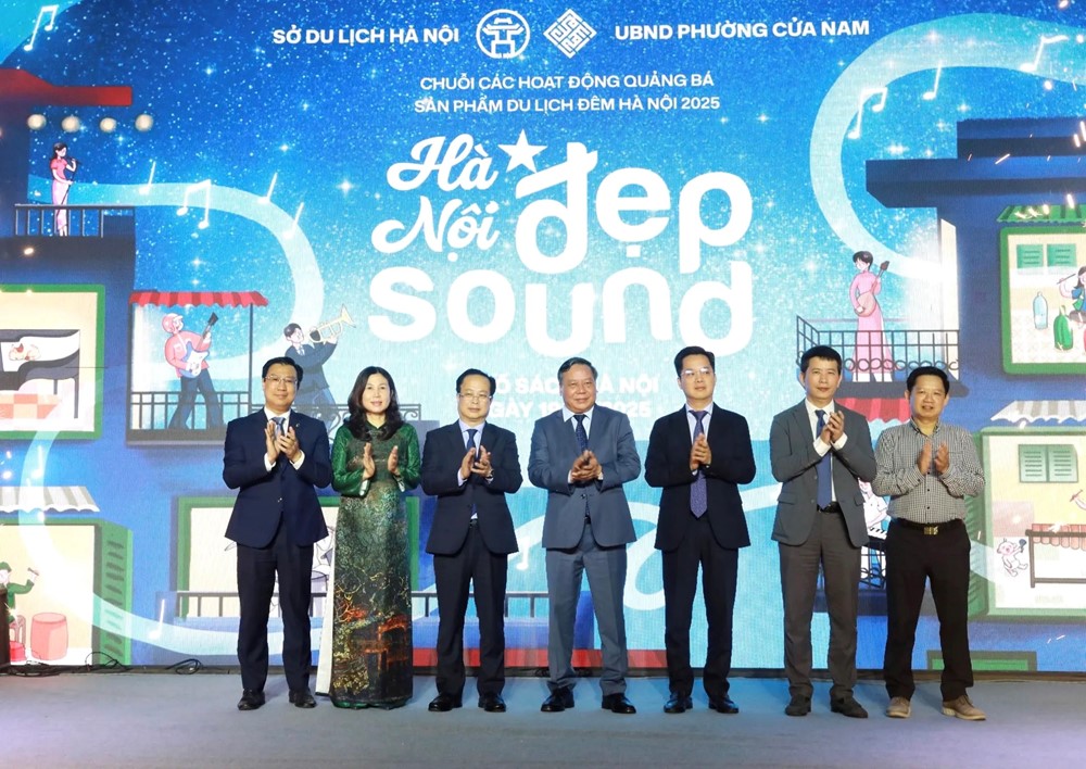 Hà Nội có tour khám phá Thủ đô về đêm bằng xe đạp điện, xe máy điện công cộng - ảnh 1