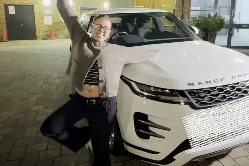 'Sếp nhà người ta' chi tiền tỷ tặng quà Giáng sinh cho nhân viên, có người bốc trúng Range Rover - ảnh 1