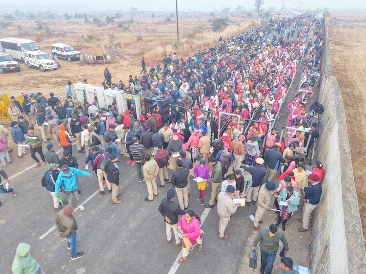 8.000 thí sinh ngồi làm bài thi tuyển dụng trên đường băng, cạnh tranh 187 suất làm dân quân tự vệ - ảnh 1