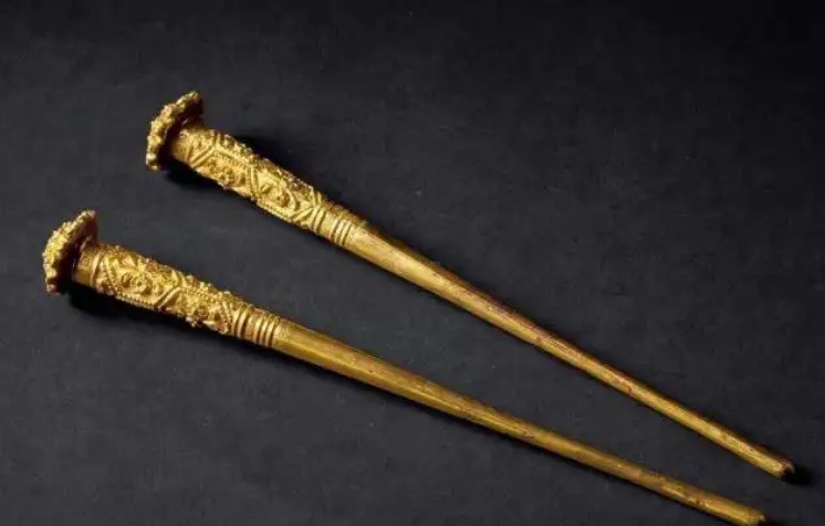 Phát hiện phiến đá lớn khi thi công ống thoát nước, ban quản lý lập tức phong tỏa hiện trường, xác định kho báu trị giá 11.000 tỷ đồng - ảnh 1