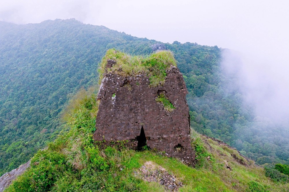 Đầu tư 125 tỷ làm tuyến đường tới tháp Champa cổ cao nhất Việt Nam, từng bị lãng quên suốt 5 thế kỷ, đến nay vẫn là ẩn số - ảnh 1