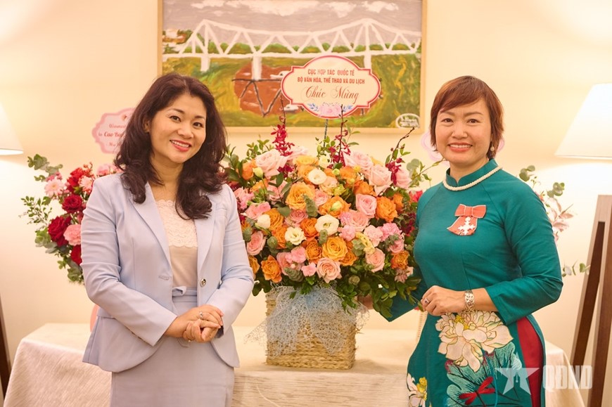 Lần đầu tiên, một công dân Việt Nam đang sinh sống và làm việc trong nước được Hoàng gia Anh trao tặng danh hiệu cao quý - ảnh 2