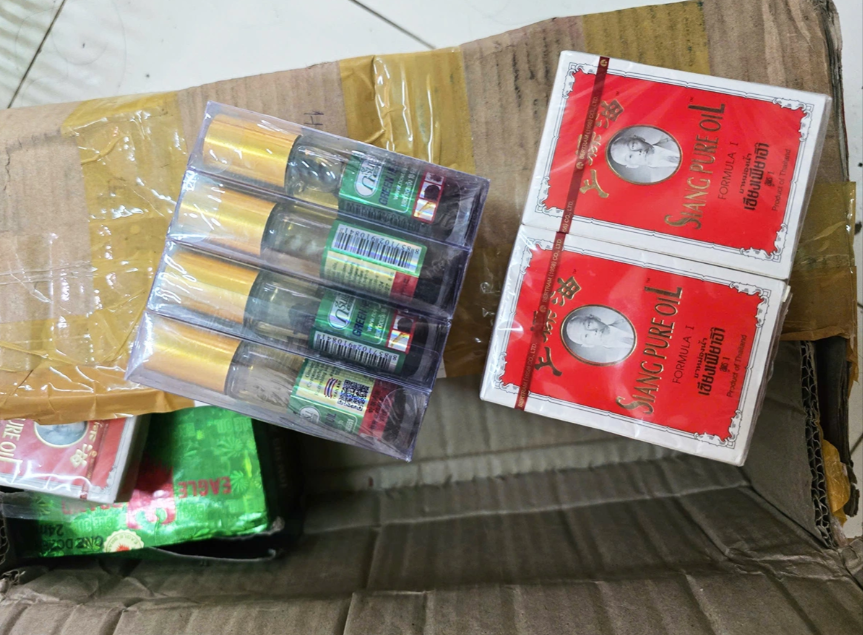 Đột kích căn nhà không số, phát hiện nhóm người đang pha trộn 4.300 chai dầu gió giả, dán nhãn như hàng thật và đem bán rộng rãi trên thị trường - ảnh 3