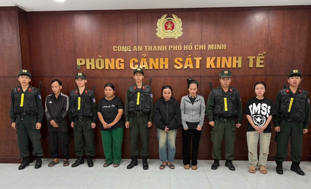 Đột kích căn nhà không số, phát hiện nhóm người đang pha trộn 4.300 chai dầu gió giả, dán nhãn như hàng thật và đem bán rộng rãi trên thị trường - ảnh 1