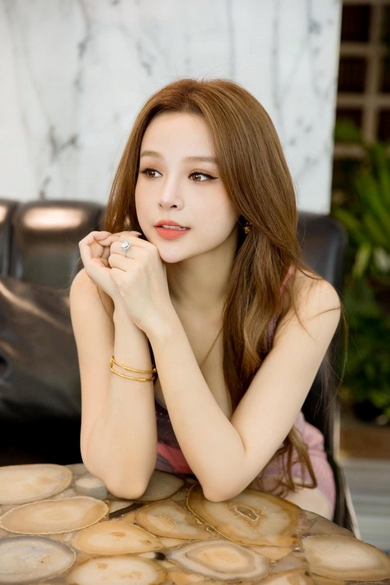 Cô gái Việt từ bỏ hào quang đi lấy chồng đại gia, được tặng biệt thự hơn 100 tỷ dịp Valentine, chuyển khoản 24 tỷ để thư giãn và ‘tiêu vặt’ - ảnh 1