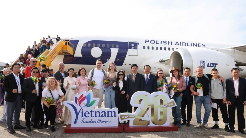 Cú 'đại nhảy vọt' của du lịch Việt năm 2025: Doanh thu vượt 1 triệu tỷ đồng, lập kỷ lục chưa từng có trước - ảnh 1