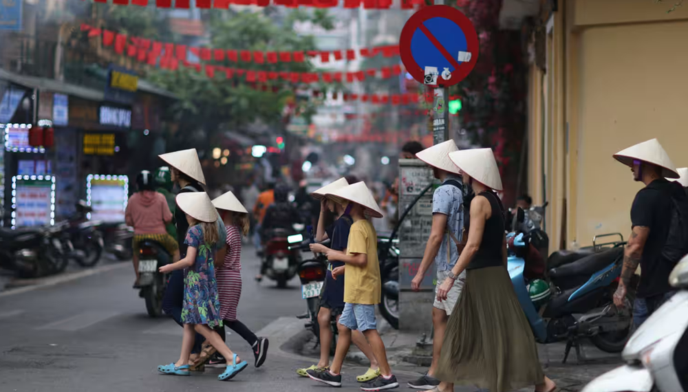 Cú 'đại nhảy vọt' của du lịch Việt năm 2025: Doanh thu vượt 1 triệu tỷ đồng, lập kỷ lục chưa từng có trước - ảnh 2