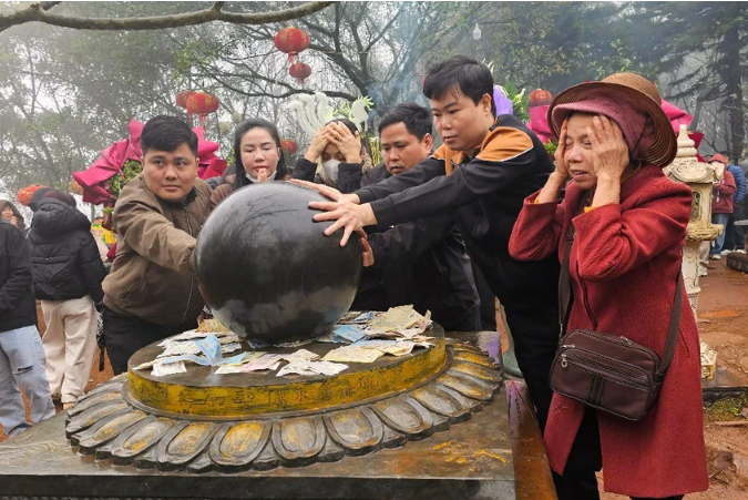 Huyệt đạo linh thiêng bậc nhất Việt Nam tạm dừng đón khách - ảnh 2