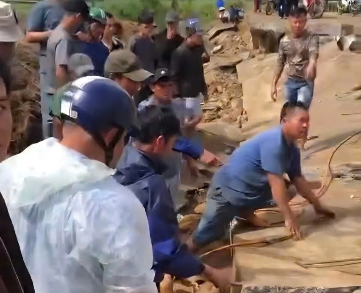 Sập bờ kè sông lớn nhất vùng ven biển miền Trung, 4 người tử vong - ảnh 1