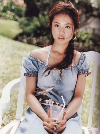 Nữ ca sĩ bỏ hơn 750 tỷ đồng để cưỡi rắn và bò tót trên sân khấu, từng vướng tin đồn hẹn hò với ‘ông hoàng nhạc pop’ châu Á - ảnh 4