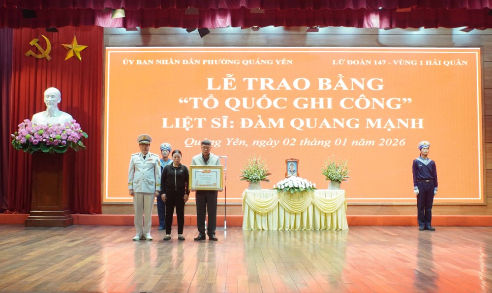 Trao bằng ‘Tổ quốc ghi công’ cho liệt sĩ sinh năm 2005 hy sinh tại đặc khu Trường Sa - ảnh 1