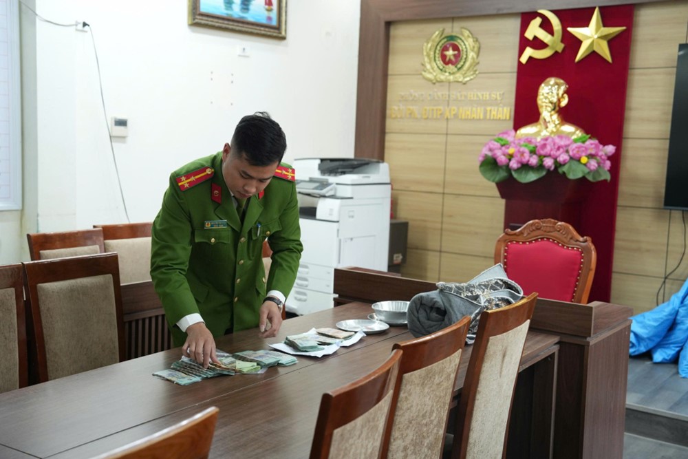 Kiểm tra 3 tàu cá, bắt 30 đối tượng đang đánh bạc trên Vịnh Hạ Long - ảnh 2