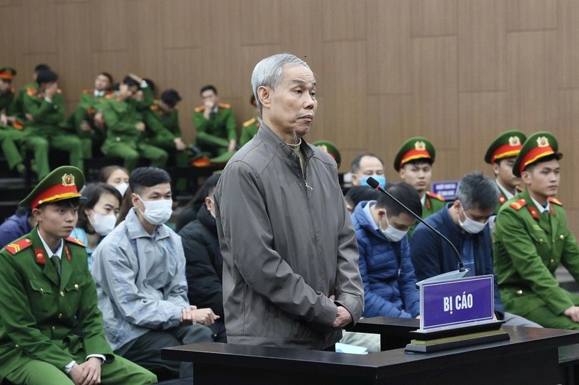 Cựu Phó Cục trưởng Nguyễn Hùng Long khai dùng tiền hối lộ đi trao học bổng, hỗ trợ người già neo đơn và xây dựng nhà tình nghĩa - ảnh 2