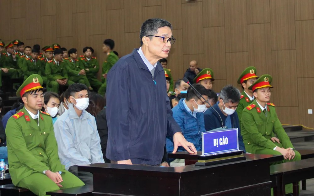 Cựu Phó Cục trưởng Nguyễn Hùng Long khai dùng tiền hối lộ đi trao học bổng, hỗ trợ người già neo đơn và xây dựng nhà tình nghĩa - ảnh 1