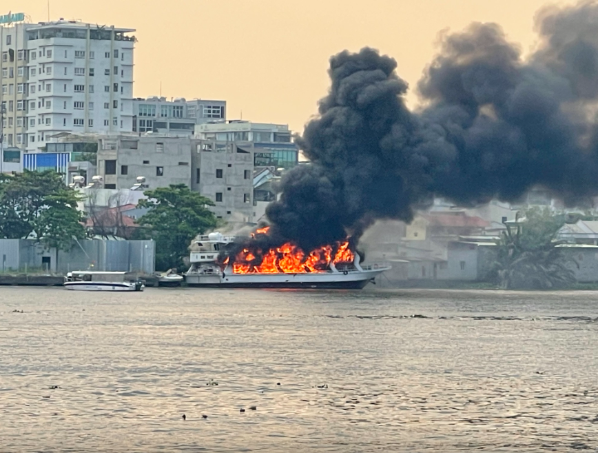 Cháy du thuyền trên sông Sài Gòn - ảnh 1