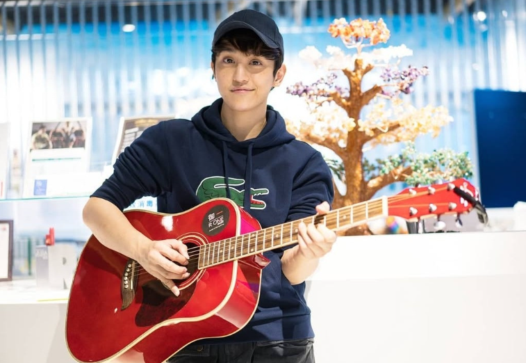 Bắt khẩn cấp nam ca sĩ nổi tiếng, thu giữ tang vật trị giá 26 tỷ đồng - ảnh 2