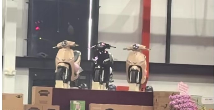 Một công ty tặng ô tô, xe máy điện cùng nhiều thiết bị giá trị cho 2.000 nhân viên trong tiệc tất niên - ảnh 2