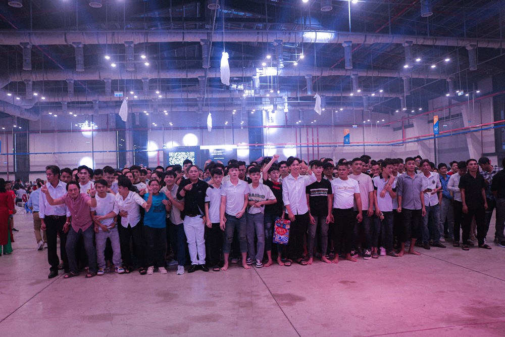 Một công ty tặng ô tô, xe máy điện cùng nhiều thiết bị giá trị cho 2.000 nhân viên trong tiệc tất niên - ảnh 1