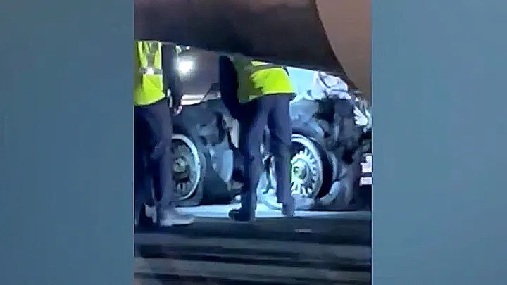 Máy bay Boeing 767 chở 221 người bất ngờ phát nổ 8 bánh, một sân bay quốc tế tạm thời đóng cửa - ảnh 1