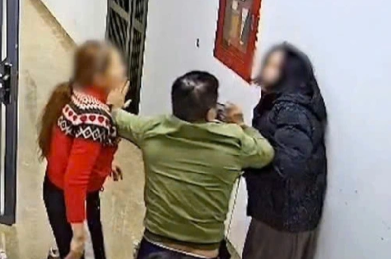 Tạm giữ hình sự người phụ nữ đánh hàng xóm tại chung cư ở Hà Nội - ảnh 1