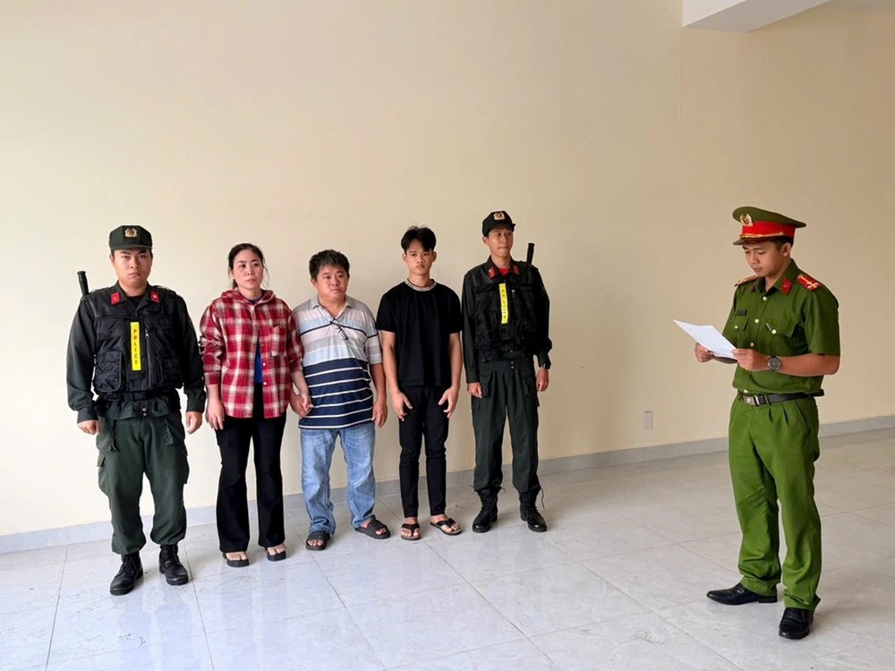 Đột kích 1 cơ sở, bắt ông chủ thương hiện mỳ sợi Châu Phát - ảnh 1