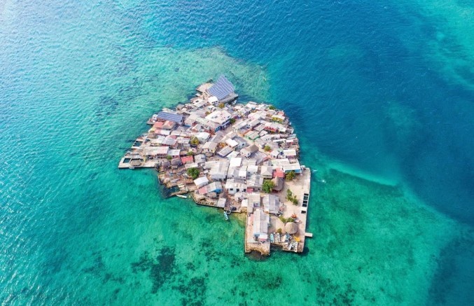 Hòn đảo có diện tích chưa bằng 2 sân vận động: Gần 1.000 người chen chúc trong 115 căn nhà, không bao giờ xảy ra tai nạn, trộm cắp - ảnh 1